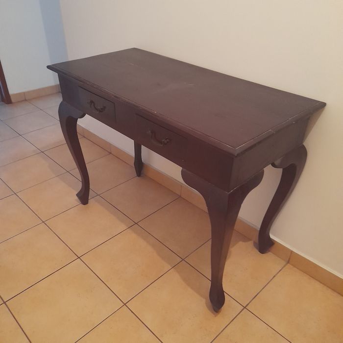 Mesa de madeira castanho escuro
