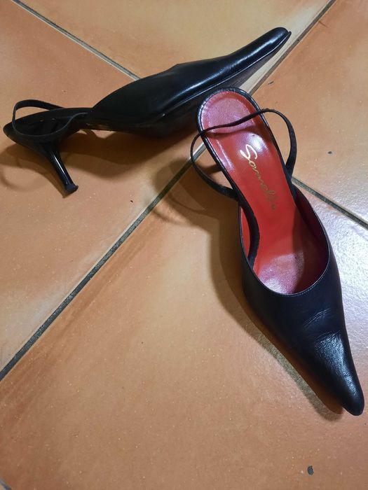 Sapatos de salto baixo. Novos