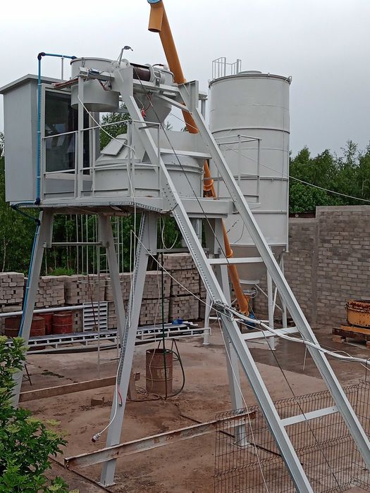 silos na cement poj. 50 t z podajnikiem ślimakowym 12 m