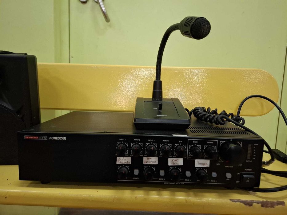 Amplificador com microfone e colunas