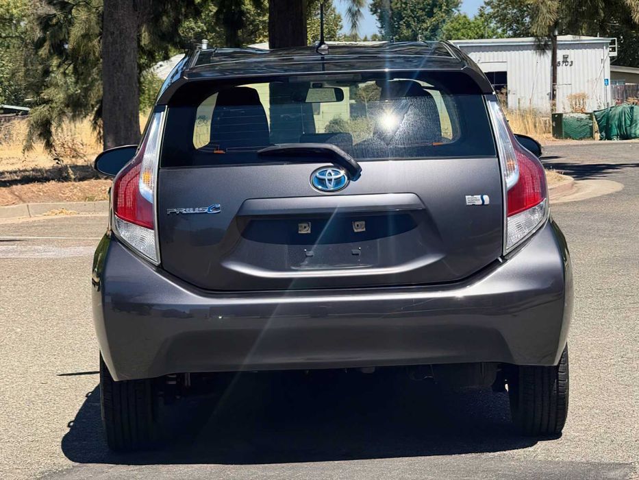 Toyota Prius Four      2014