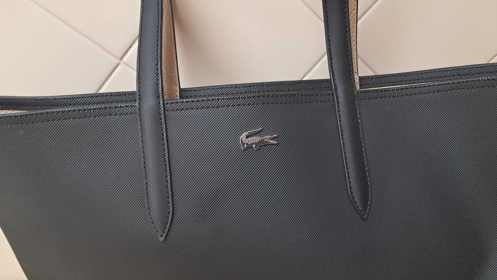 Mala original Lacoste preta, que pode reverter para bege, como nova.