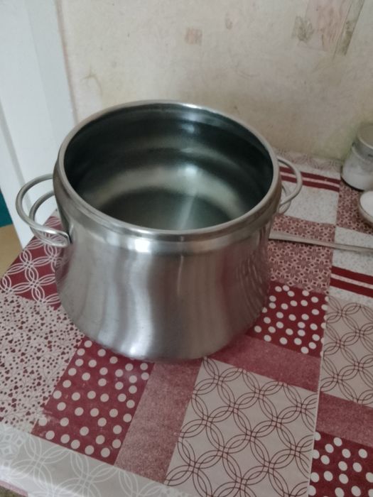 Кастрюля из нержавеющей стали.