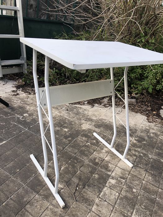 Mesa pequena de apoio