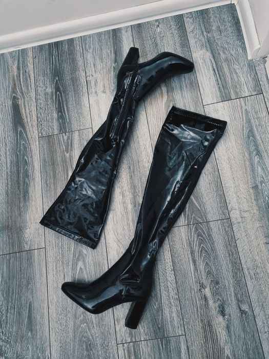 Lateksowe kozaki za kolano na słupku błyszczące jesień hit