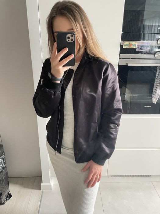 Czarna kurtka wiosenna bomberka