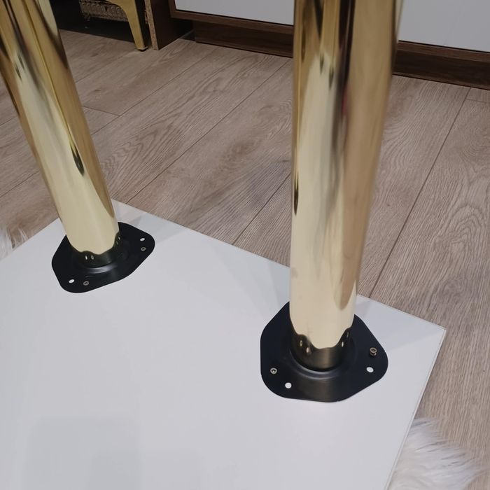 Stół biały że złotymi nogami