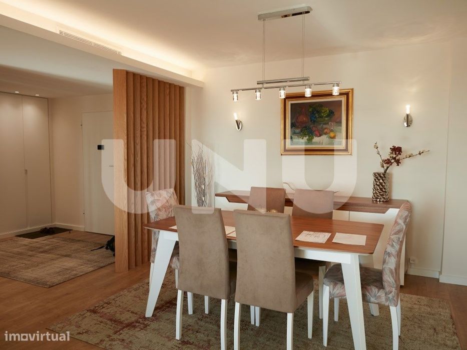Apartamento T2, remodelado, em condomínio com piscina.