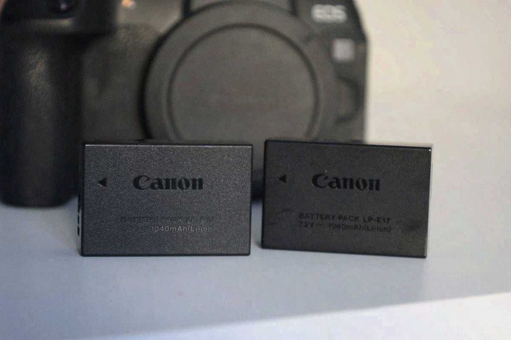 Canon EOS RP + 2 Original Akkus + Ladegerät