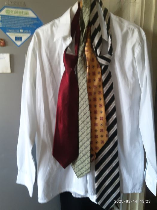 Продам галстуки и рубашки пишите отвечю идам замеры