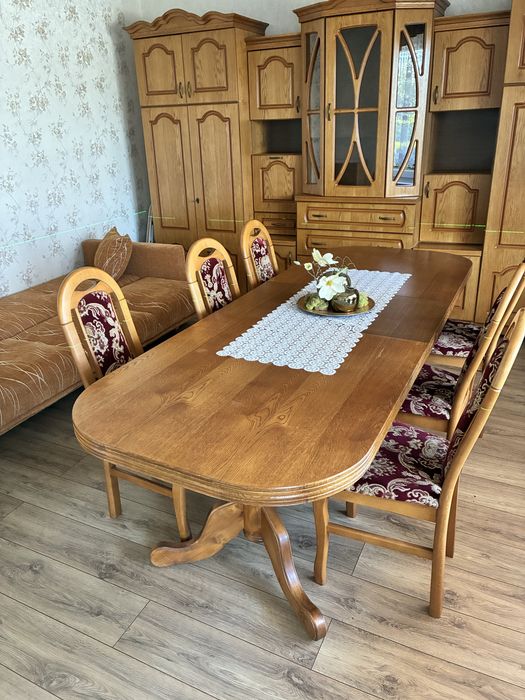 Solidny stół z krzesłami