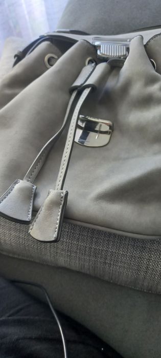 Mochila cinza, pequena, da Parfois