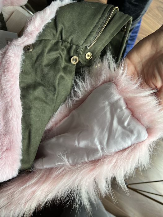 Blusao/ casaco verde seco/ caqui com forro e capuz com pêlo rosa