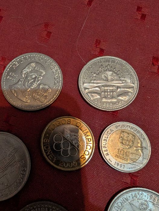 Sete moedas comerativas de 100 escudos e 200 escudos