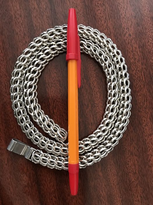 Серебряная цепь 925 пробы сделанная на заказ солидно смотрится.