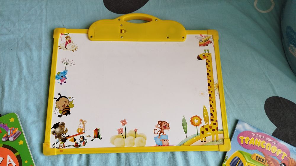 Книги та планшетка