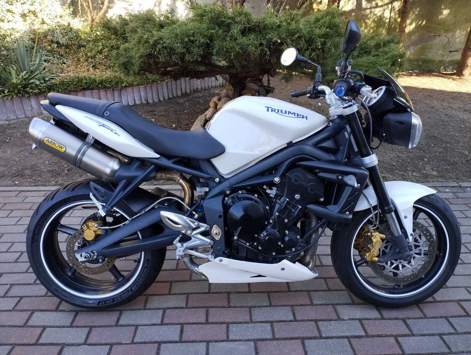 TRIUMPH STREET Triple 675 Rok 2010 Arrow