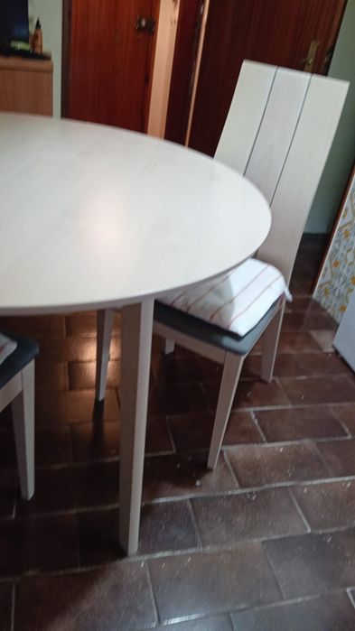 Mesa e Cadeiras em madeira folheada