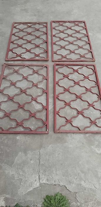 Продам 3 шт. металлические декоративные решетки на небольшие окна