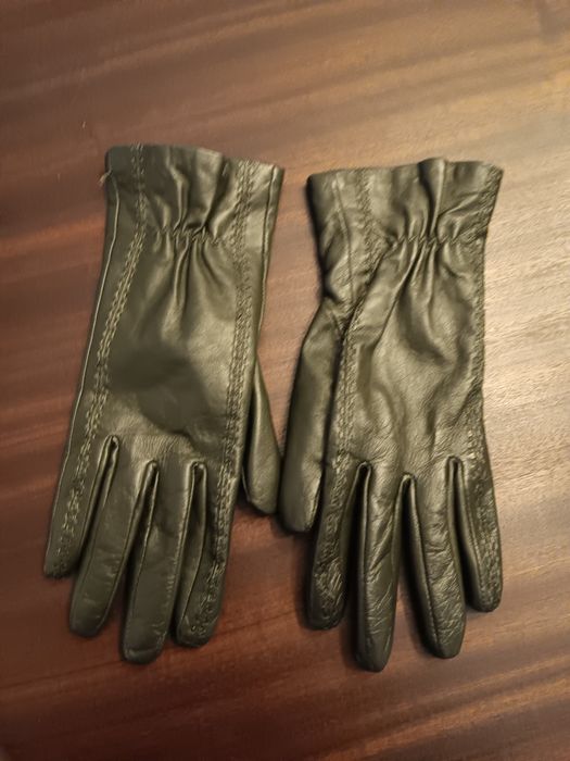 Luvas em pele novas  de cor verde escuro