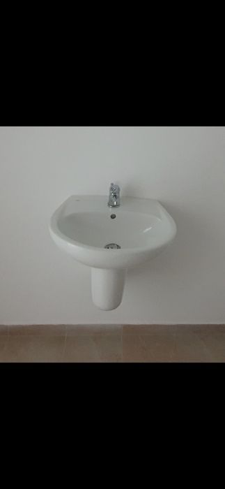 WC. Umywalka z baterią.