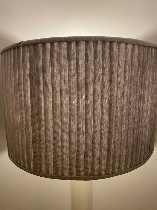 Candeeiro de Pé Lacado com Abat Jour em Linho