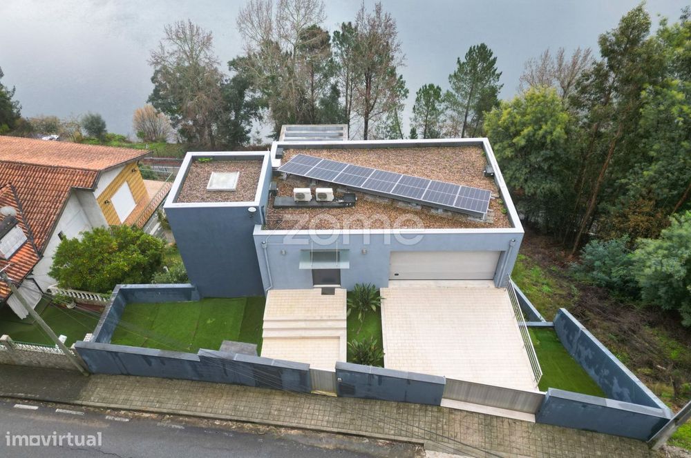 Moradia T3 | 3 Suítes e Piscina com Vista Rio