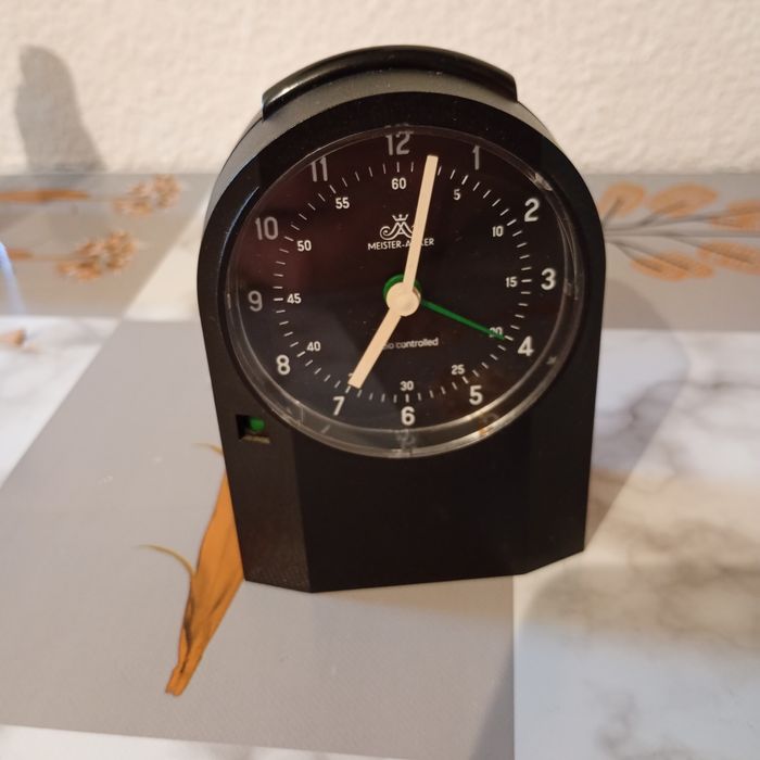 analogowy budzik radiowy marki Meister Anker.