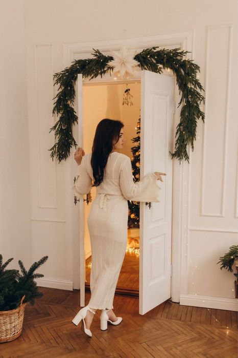 Пліссирована нарядна біла сукня