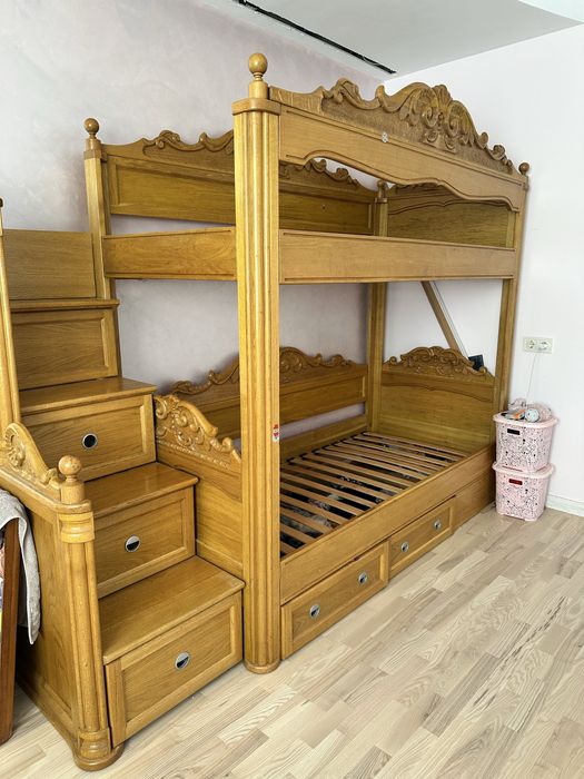Дубове ліжко, два поверхи
