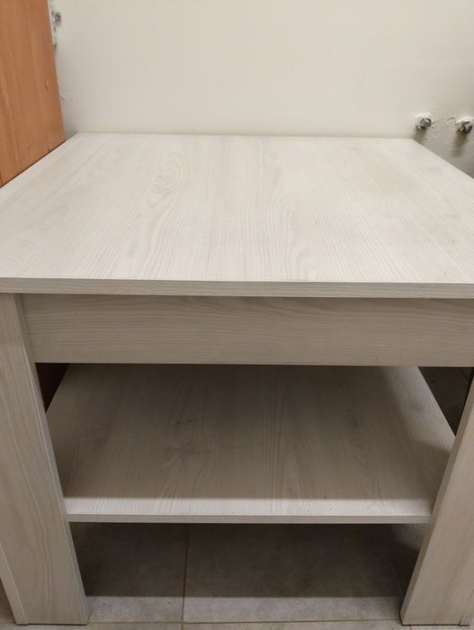 Stolik kawowy wraz z pufami