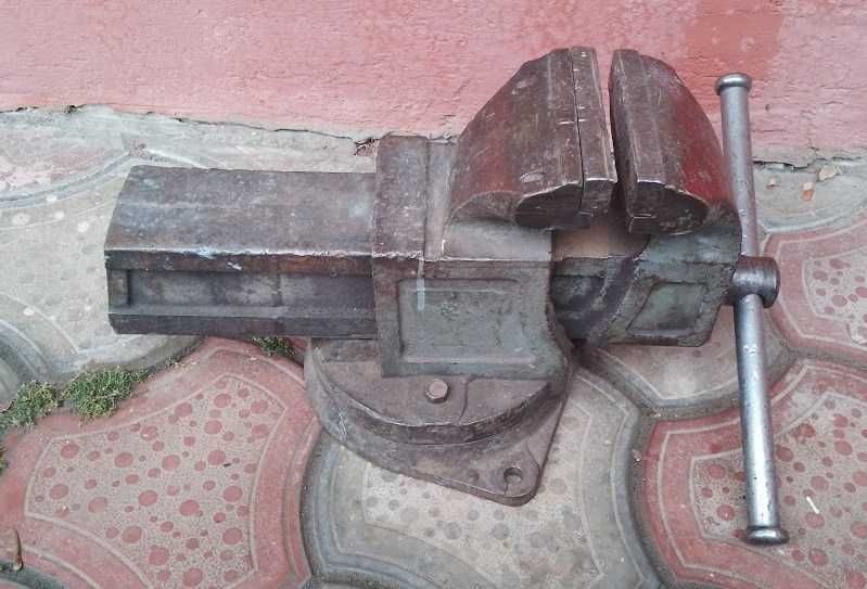 Тиски слесарные металические