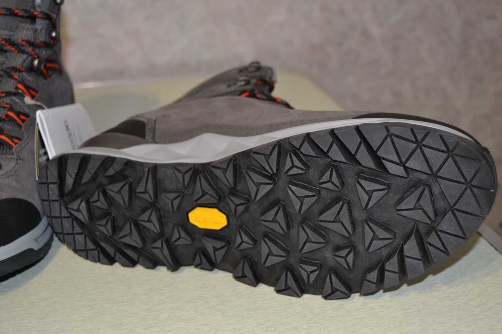 LOWA-треккинговые ботинки (оригинал)Новые!