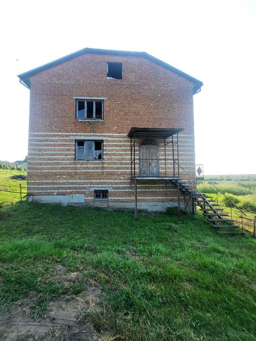 великий будинок з великою ділянкою(28сот) в с.Новий Милятин
