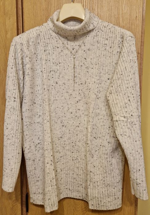 Damski golf biały z czarnymi cętkami