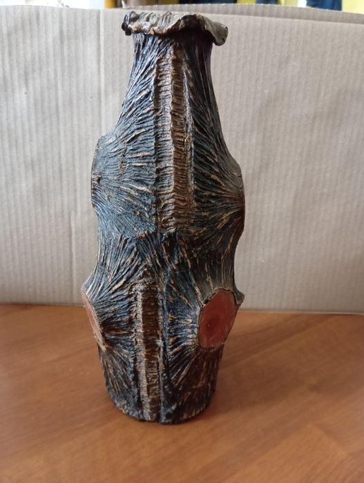 Wazon z czasów PRL imitujący drewno.