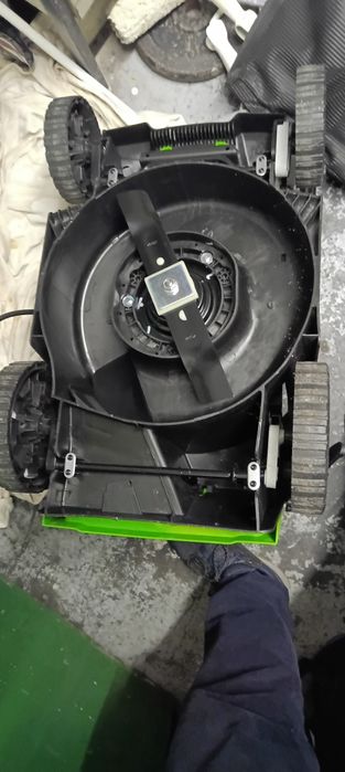 Máquina de cortar relva, não tem baterias,nem carregador ,mas é fácil comprar no AliExpress