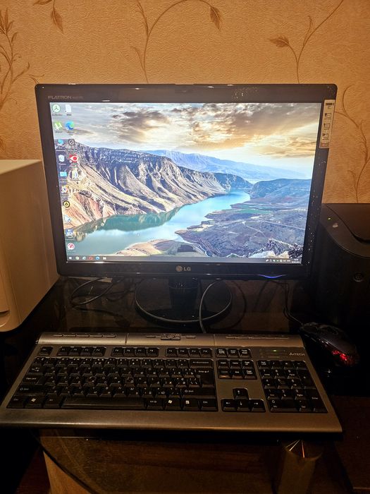 Комп'ютер з монітором LG клавіатурою і мишкою