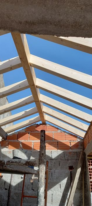 Construção de telhado de madeira.