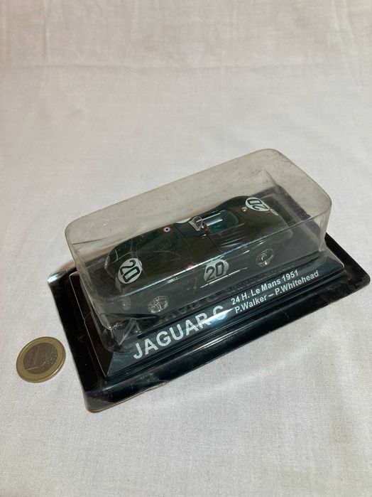 Carrinhos miniatura de exposição escala 1/43.