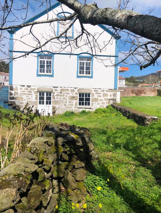 Vende-se moradia e terreno plano. House for sale