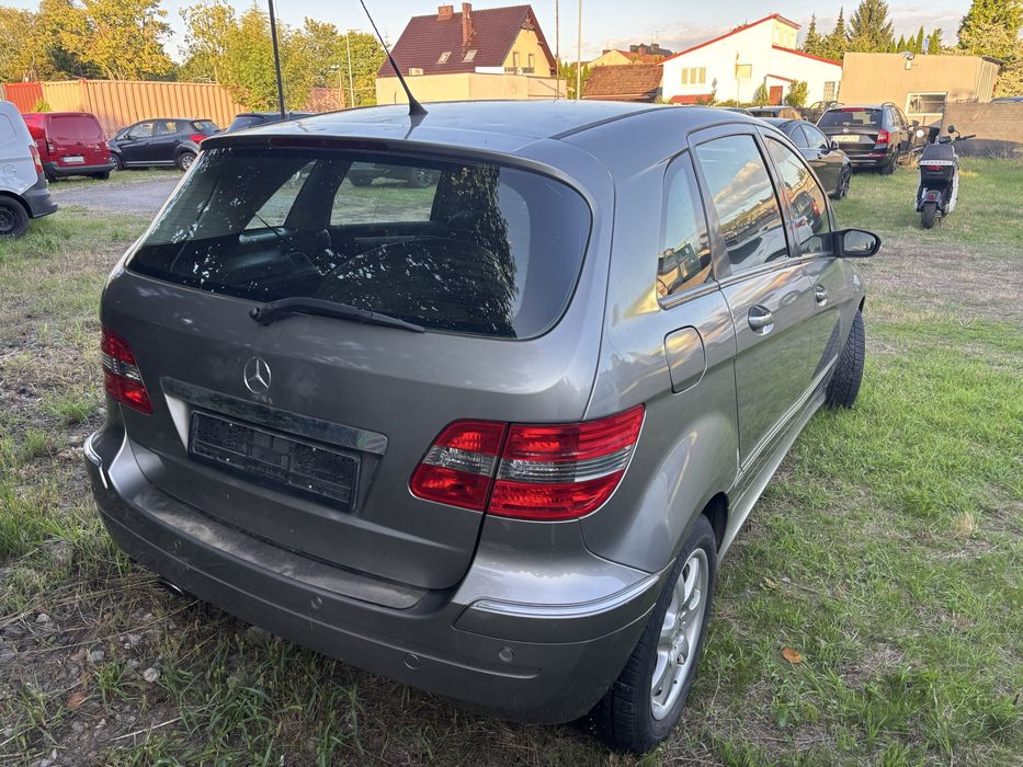 Mercedes bezwypadkowy B200 uszkodzony