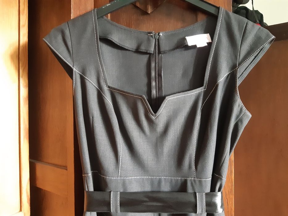 Popielata sukienka za kolano