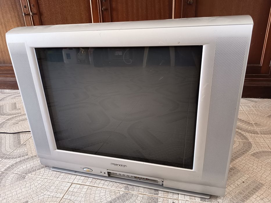 TV antiga a funcionar bem