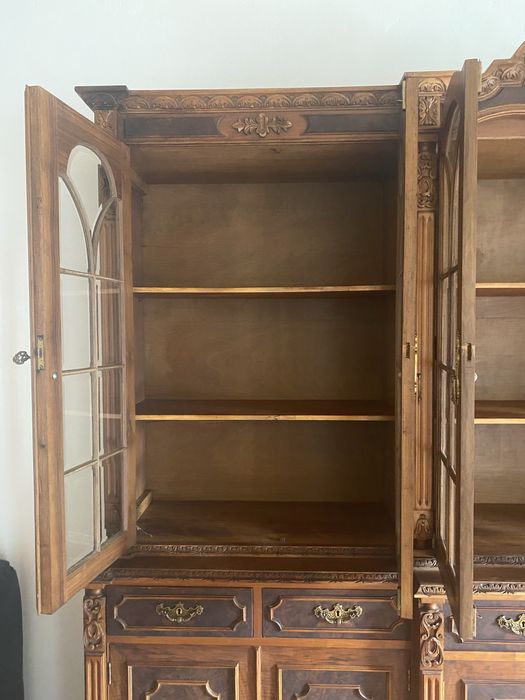 Vitrine clássica em Mogno Maciço com aparador - De grande qualidade