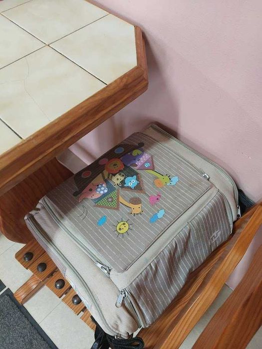 Mala/assento/termo/cadeira/muda fraldas. Faz todas estas funções.