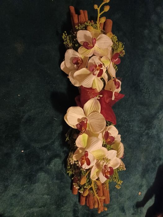 Arranjo orquídias e canela