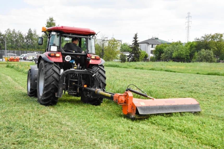 Koszenie trawy kosiarką Bijakową, karczowanie rozdrabnianie gałęzi