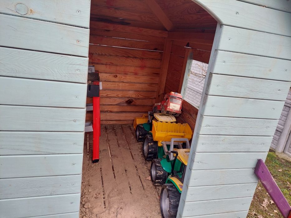 Plac zabaw dla dzieci wraz z akcesoriami