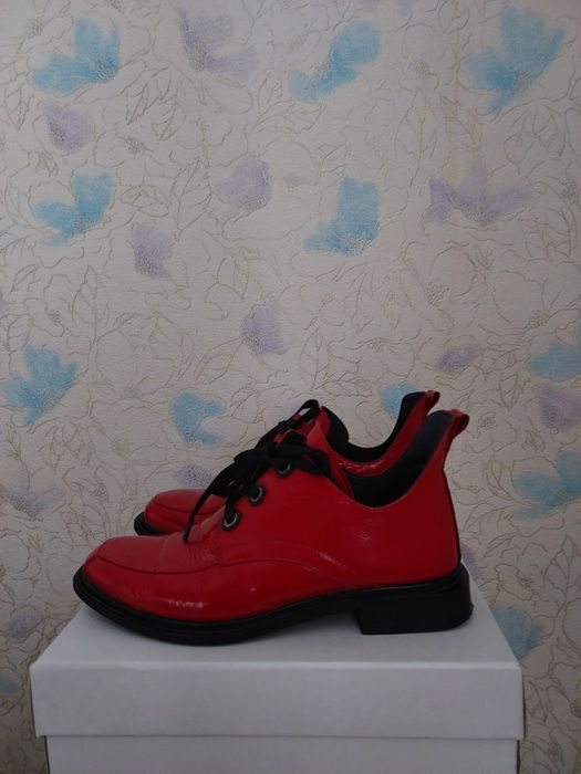 Натуральна шкіра,червоні і молочні